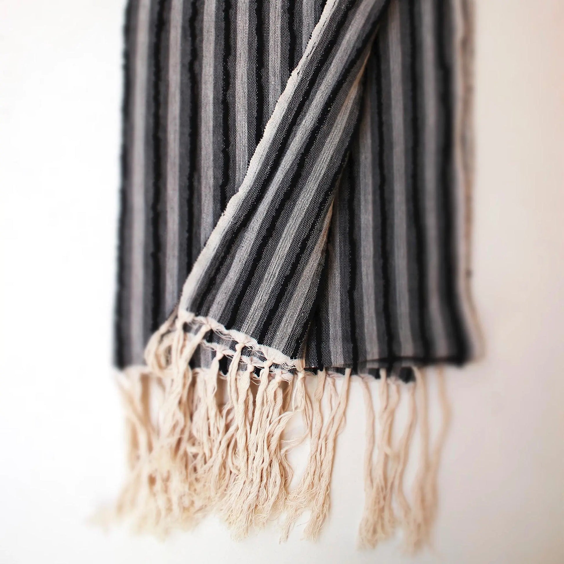 Leno Black Throw Blanket | 15 Best Housewarming Gifts | 54kibo